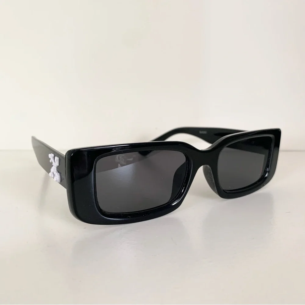 New square Black sunglasses